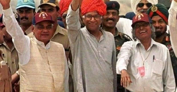 मुखवट्यासोबतचा भोंगळ पुरोगामी अव्यापरेषु व्यापार