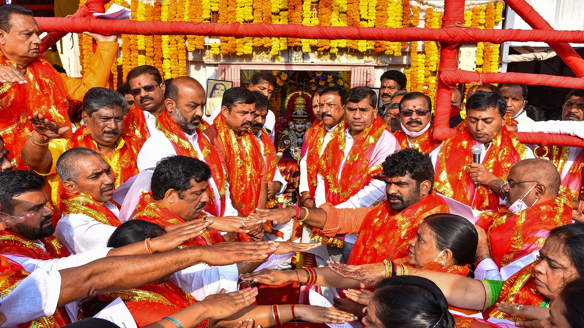 १८ डिसेंबर २०२० - भाजप चे निवडून आलेले ४८ नगरसेवक भाग्यलक्ष्मी मंदिराच्या समोर शपथ घेताना 