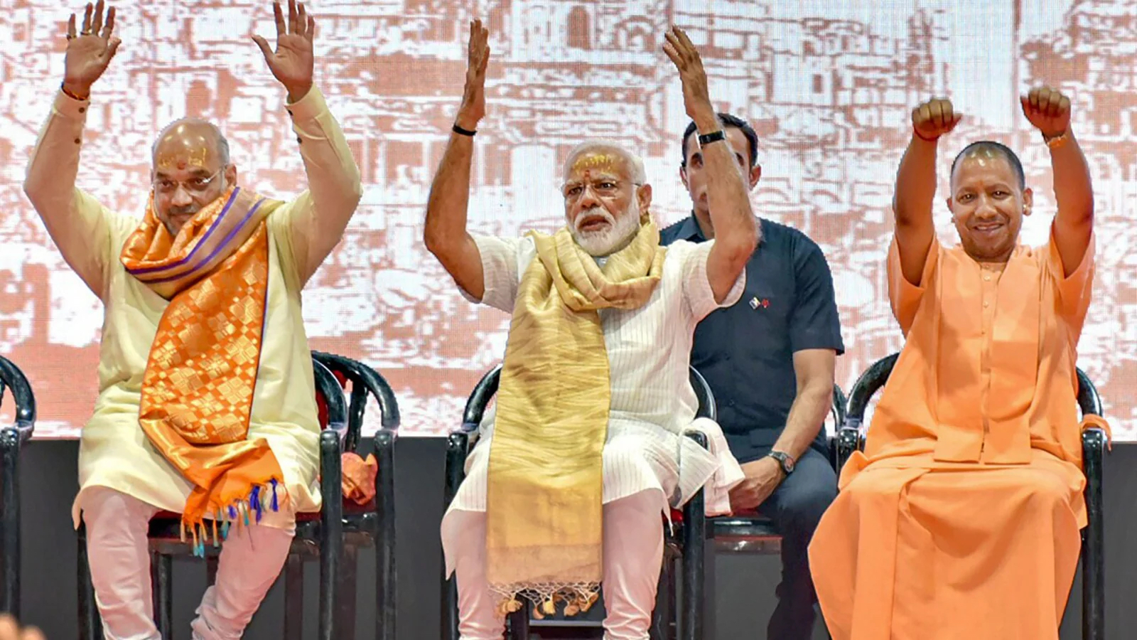 मोदींचा विजय, गर्दी आणि गारदी