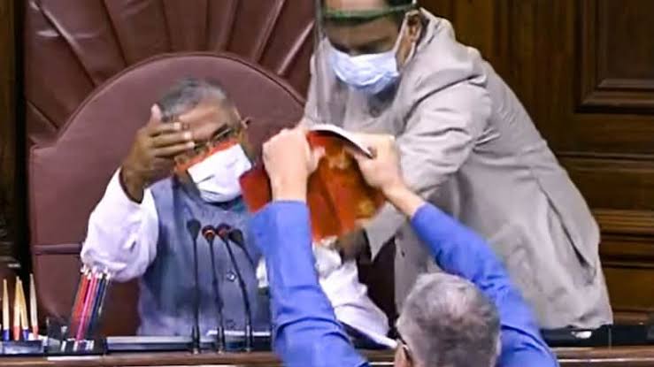 राज्यसभेत कसलीही चर्चा न करता शेती कायदे पास करण्यात आले.